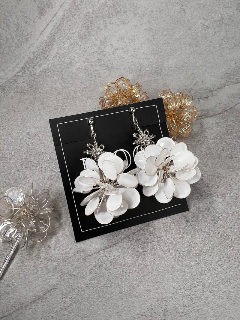 = 雪序 Snow Prelude = 白色雪花花球垂墜手作耳環 - 耳環/耳夾 - 其他材質 白色