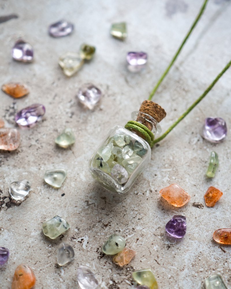 Prehnite necklace, Glass bottle of gems, cord, June Crystal. New Year Gift - 項鍊 - 寶石 綠色