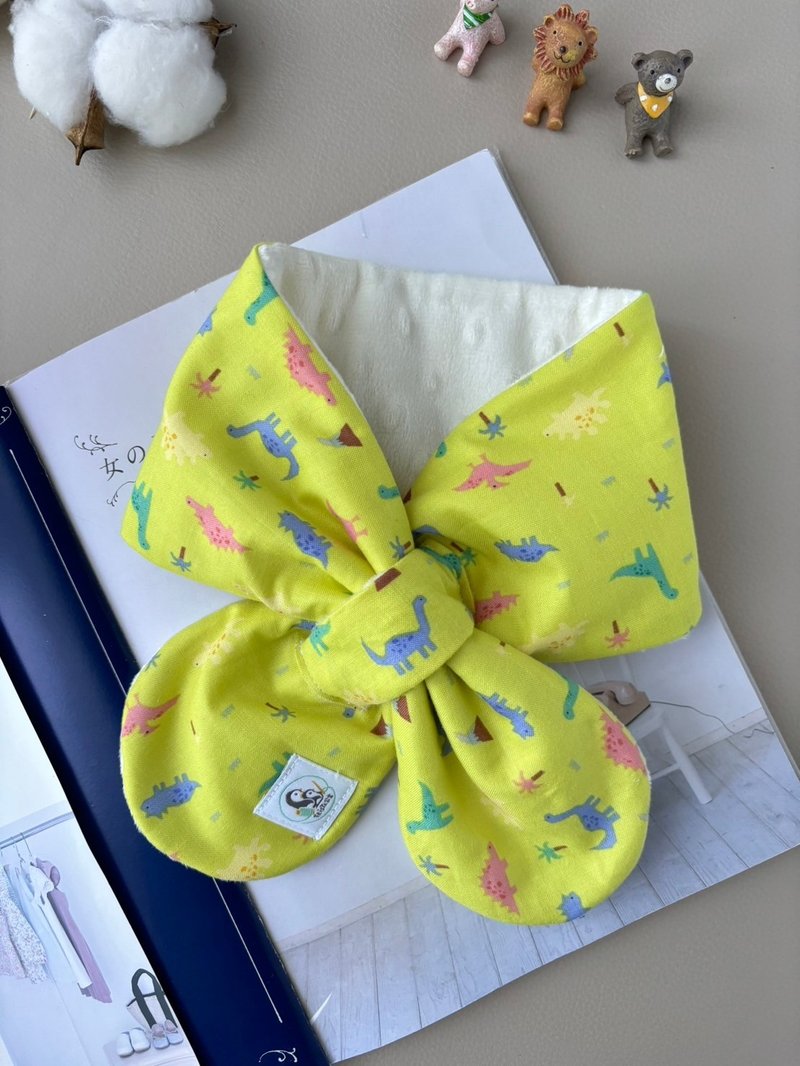 Little dinosaur hand-made warm neck scarf, moon gift scarf to keep warm - ผ้ากันเปื้อน - ผ้าฝ้าย/ผ้าลินิน สีเหลือง