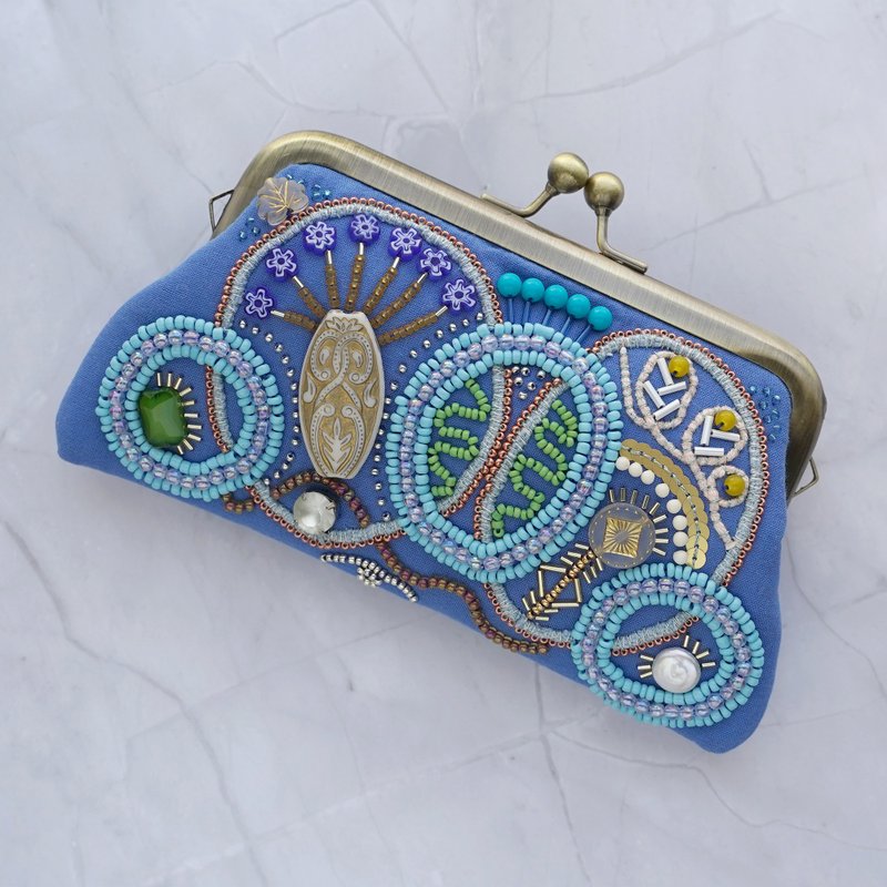 ビーズ刺繍のがま口 No.7 ブルー ガーゼ素材 マチなしポーチ カード収納可 手刺繍 一点もの ギフトに - 化妝包/收納袋 - 棉．麻 藍色