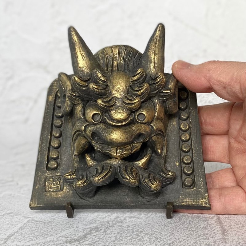 One-of-a-kind oni tile, smoked tile with gold finish, for protection against evil spirits at entrances, etc. - Items for Display - Pottery 