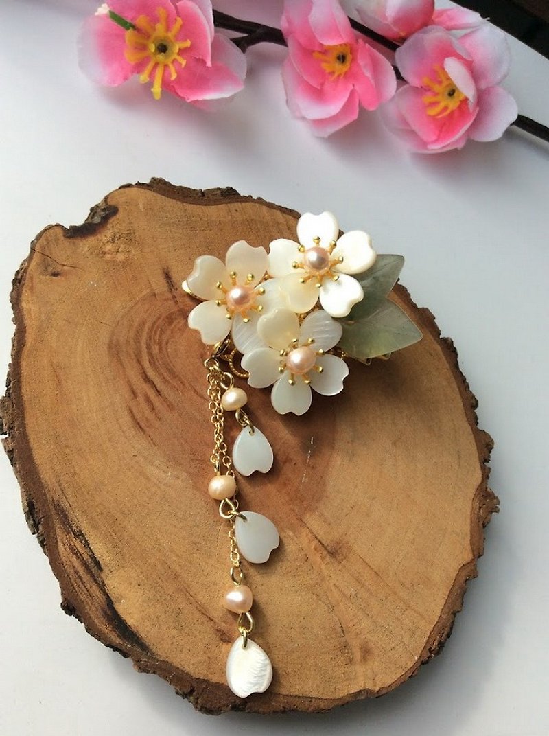 Meow Handmade~Elegant shell flower hairpin pin (beige/duckbill clip/pin/spring clip) - เครื่องประดับผม - วัสดุอื่นๆ ขาว