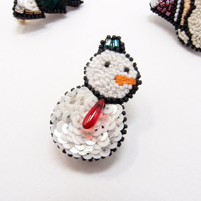 Little Snowman Embroidery Brooch - ブローチ - 刺しゅう糸 ホワイト