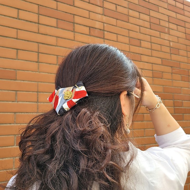 [Japanese Style Waist Twist Hair Clip] Spring Clip-Ruyi Knot-Xin Handmade Exclusive Design - เครื่องประดับผม - ผ้าฝ้าย/ผ้าลินิน สีแดง