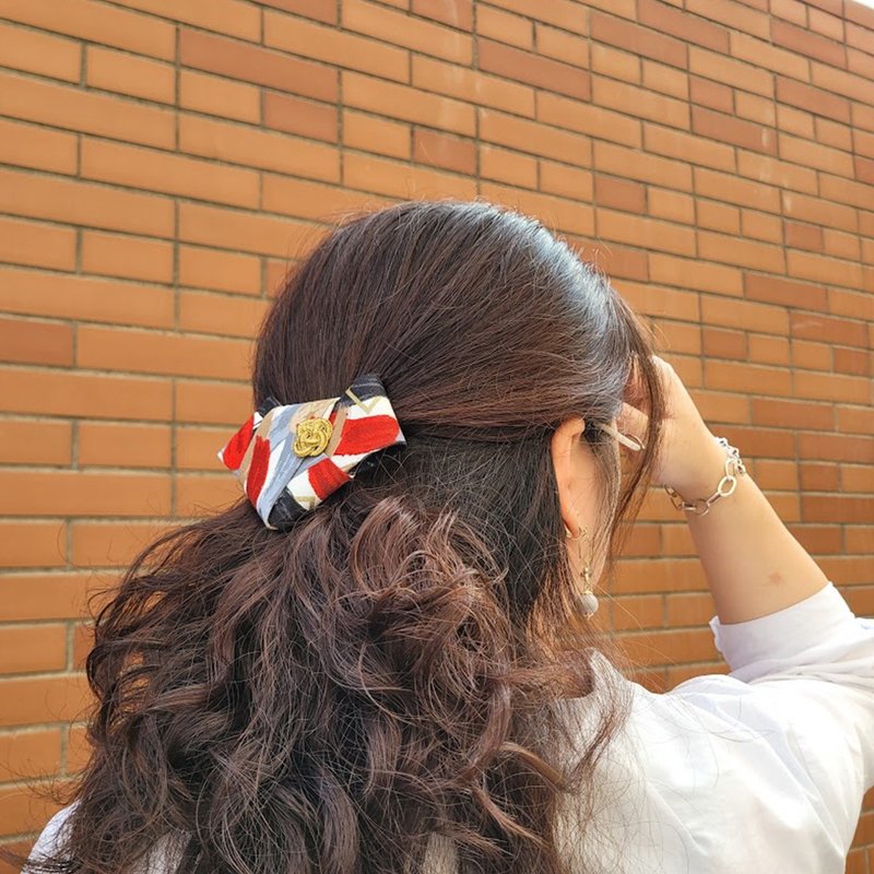 [Japanese Style Waist Twist Hair Clip] Spring Clip-Ruyi Knot-Xin Handmade Exclusive Design - Hair Accessories - Cotton & Hemp Red