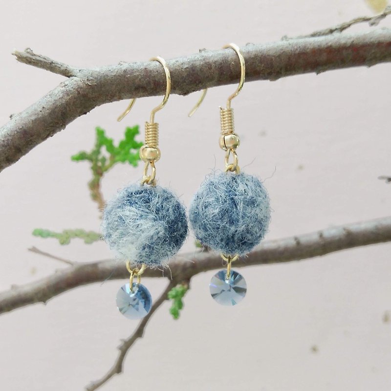 Handmade wool felt earring clouds blue ink Swarovski Clip-On can be changed - ต่างหู - ขนแกะ สีน้ำเงิน