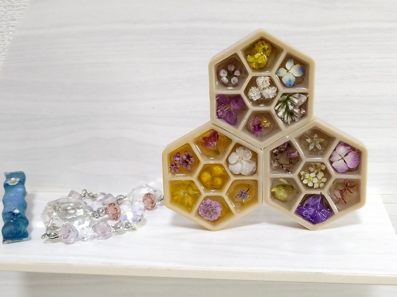 Miniature hexagonal display shelf with small flowers (real flower lover) - ของวางตกแต่ง - พืช/ดอกไม้ สีนำ้ตาล