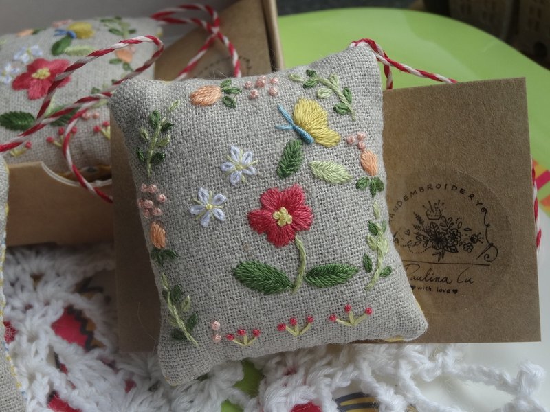 手工刺繡花吊飾/小香包/春天的氣息/生日禮物/畢業禮物 - 吊飾 - 棉．麻 