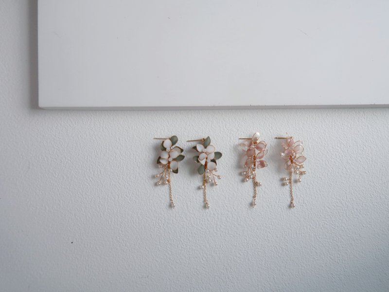 花開的季節 - 手作水晶花樹脂飾品 耳環 新娘頭飾/伴娘配飾 - 耳環/耳夾/耳骨夾 - 樹脂 白色