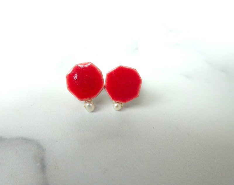 小さな六角 と小さな淡水パールの陶pierce  ・earring ・赤 - 耳環/耳夾/耳骨夾 - 陶 紅色