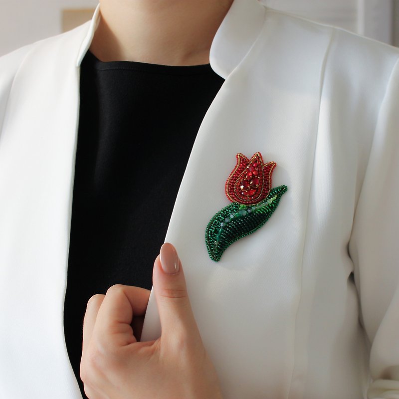 Red tulip beaded brooch. Embroidered flower brooch handmade. Gift for her - เข็มกลัด - คริสตัล สีแดง
