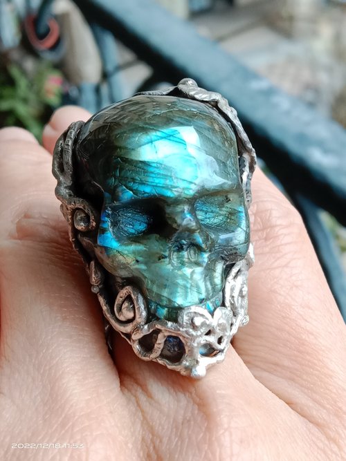 寶藏石光 / Light of Treasure Stone 拉長石骷髏頭手工銀戒純銀戒指~ 女王頭 ~Labradorite Skull Ring