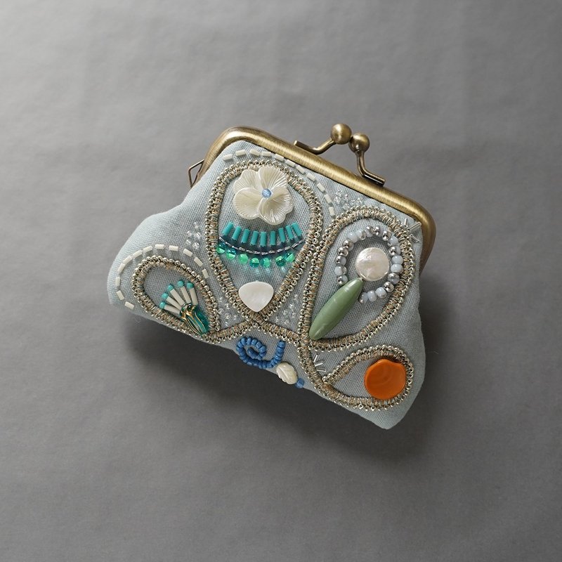 ビーズ刺繍の小さながま口 11　ブルー　ビーズ刺繍　ギフト　母の日　敬老の日　クリスマス　マチなしポーチ - 化妝包/收納袋 - 棉．麻 藍色