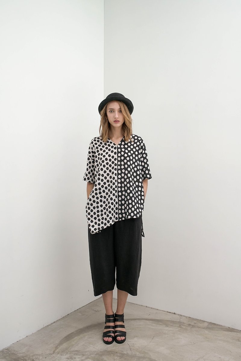 Black and white dot stitching. With wide blouses. Spring and Summer | Ysanne - เสื้อผู้หญิง - ผ้าฝ้าย/ผ้าลินิน สีดำ