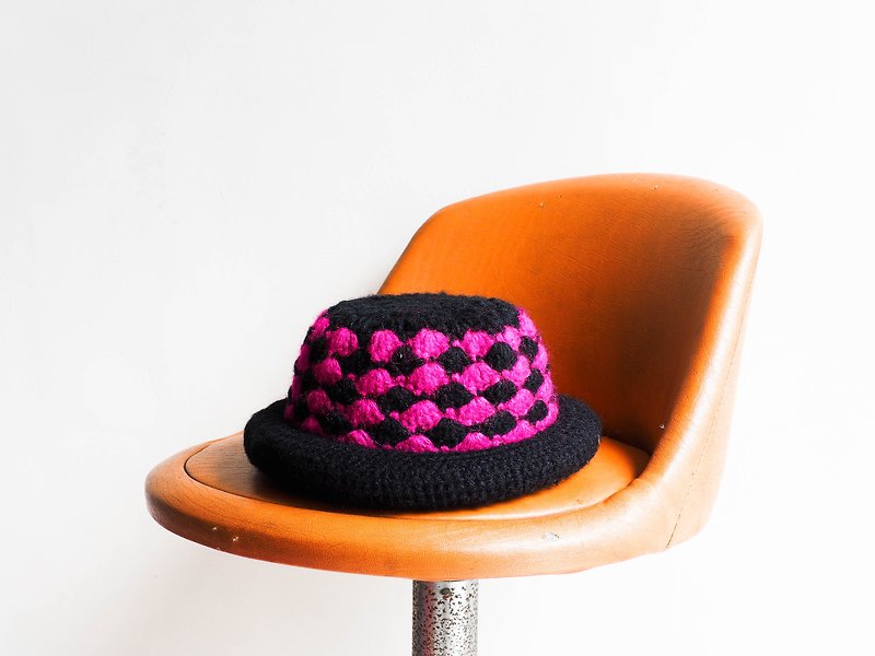 川の丘 - ピンクの青年の電気マジックストーリーウールチェック柄のアンティーク織りの帽子画像の帽子/クローシェヴィンテージレディハット - 帽子 - ウール 