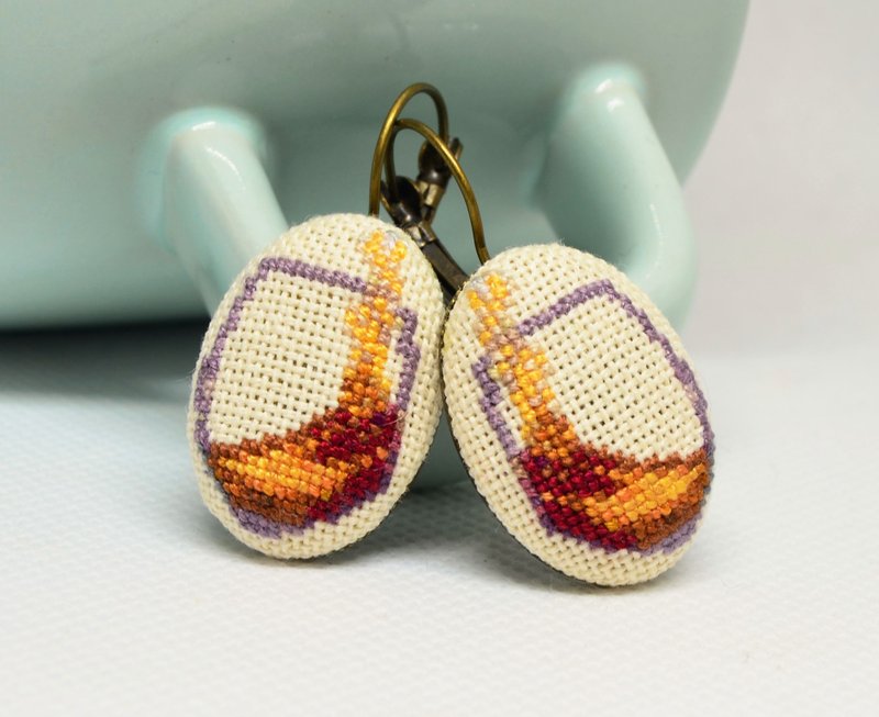 ワイングラス付き刺繡イヤリング、最高のギフトワイン愛好家、楕円形のベージュのイヤリング - ピアス・イヤリング - 刺しゅう糸 ブラウン
