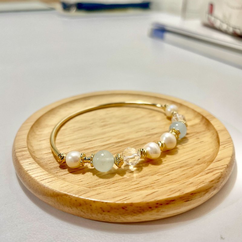 [Gift from Waves] Crystal Bracelet - 18K gold-filled/natural pearls/aquamarine/white crystal - Bracelets - Crystal Blue