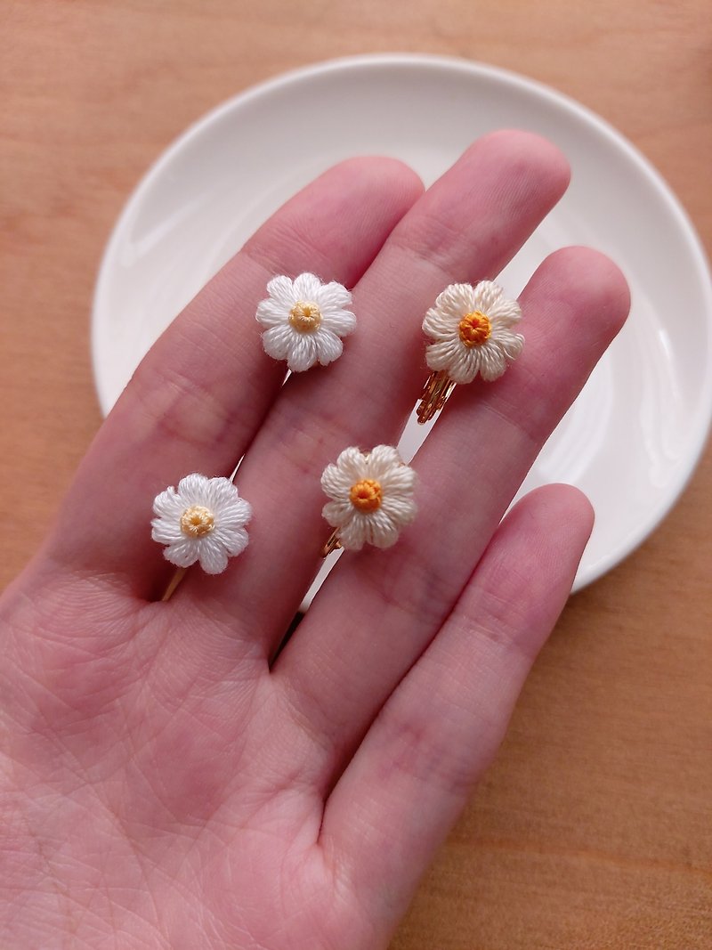 リトルデイジーイヤリングかぎ針編みのふくらんでいる花シリーズ - ピアス・イヤリング - 刺しゅう糸 ホワイト