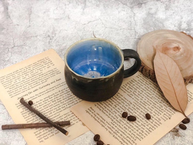 Blue heart mug - แก้วมัค/แก้วกาแฟ - ดินเผา สีดำ
