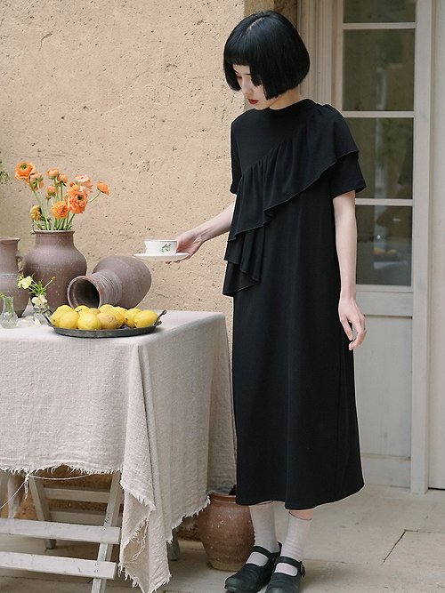 然而 RANER 黑色 純棉多層荷葉邊夏日溫柔洋裝 寬鬆版型不出錯小黑裙連身裙