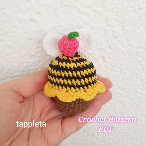 tappleta Bee cupcake crochet pattern, Amigurumi cupcake with bee wings and fruit