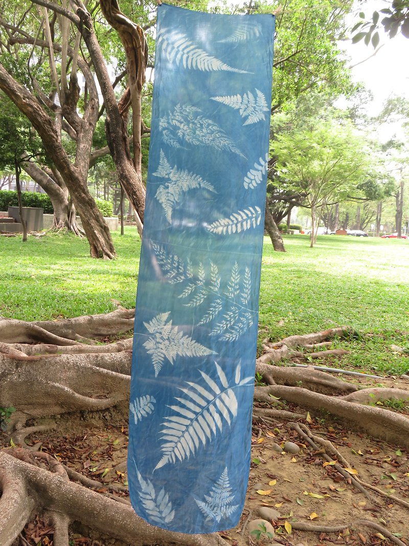Botanic Cyanotype Silk Scarf - Ferns - ผ้าพันคอถัก - ผ้าไหม สีน้ำเงิน