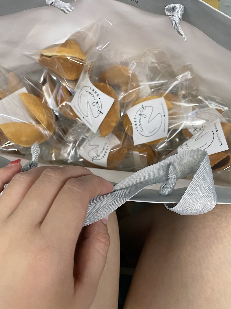 Wedding souvenir lucky fortune cookie opened with a sign - คุกกี้ - อาหารสด ขาว