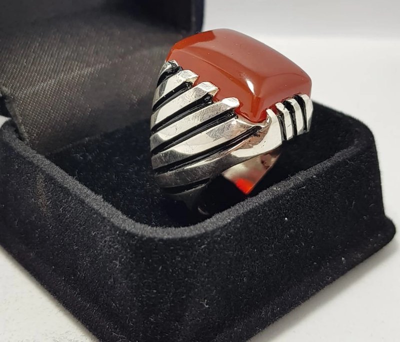 Men's Rectangular Silver Yemeni Aqeeq Akik Ring Carnelian Agate Ring Design Red - 戒指 - 寶石 紅色