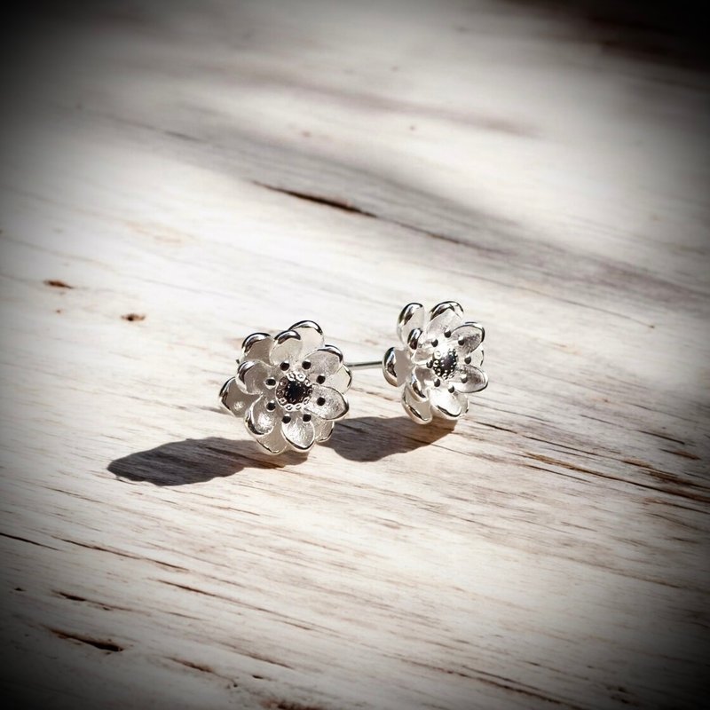 C&W s925純銀立體氣質高雅花朵簡約優雅耳環耳夾 - 耳環/耳夾/耳骨夾 - 純銀 銀色
