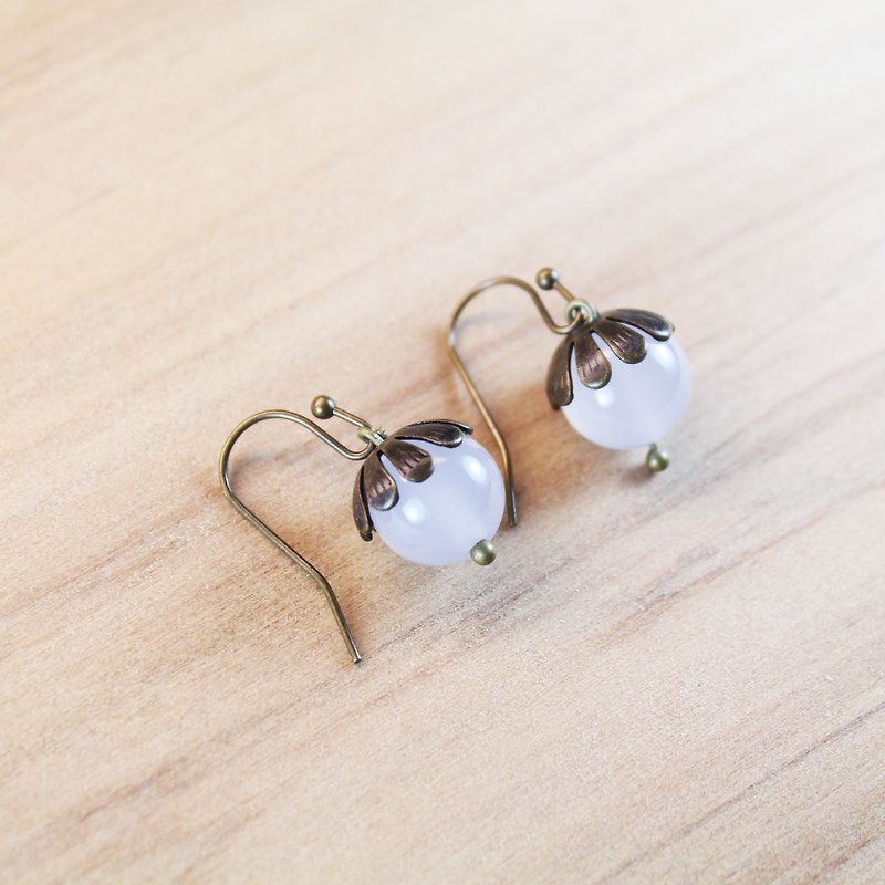 【Collection of gold lake】 long fruit earrings black and white models | clip-style earrings earrings can be changed for sterling silver needles | white agate | brass plated bronze | natural stone earrings, Chinese ancient style jewelry E17 - Earrings & Clip-ons - Gemstone White