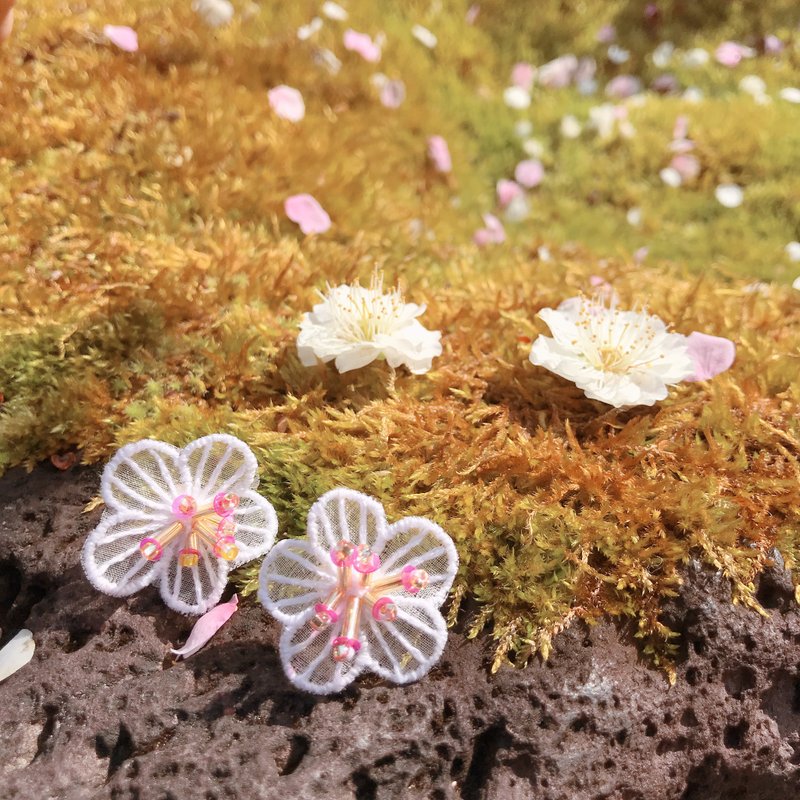 Hand-made embroidery//Three-dimensional plum blossom translucent earrings/white//can be changed to clip style - Earrings & Clip-ons - Thread White