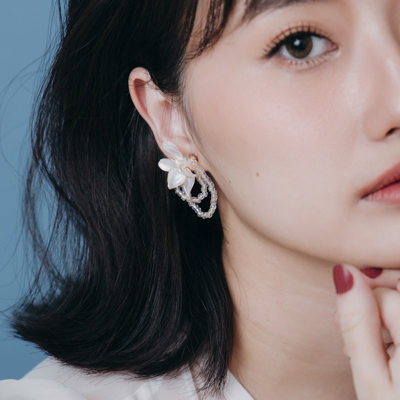 [Ethereal] On-ear earrings | Crystal flower jewelry | Bridal jewelry | Handmade jewelry - ต่างหู - เรซิน สีน้ำเงิน