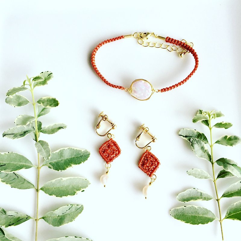 Terracotta pierce & bracelet with Pearl - ต่างหู - เครื่องเพชรพลอย สีแดง
