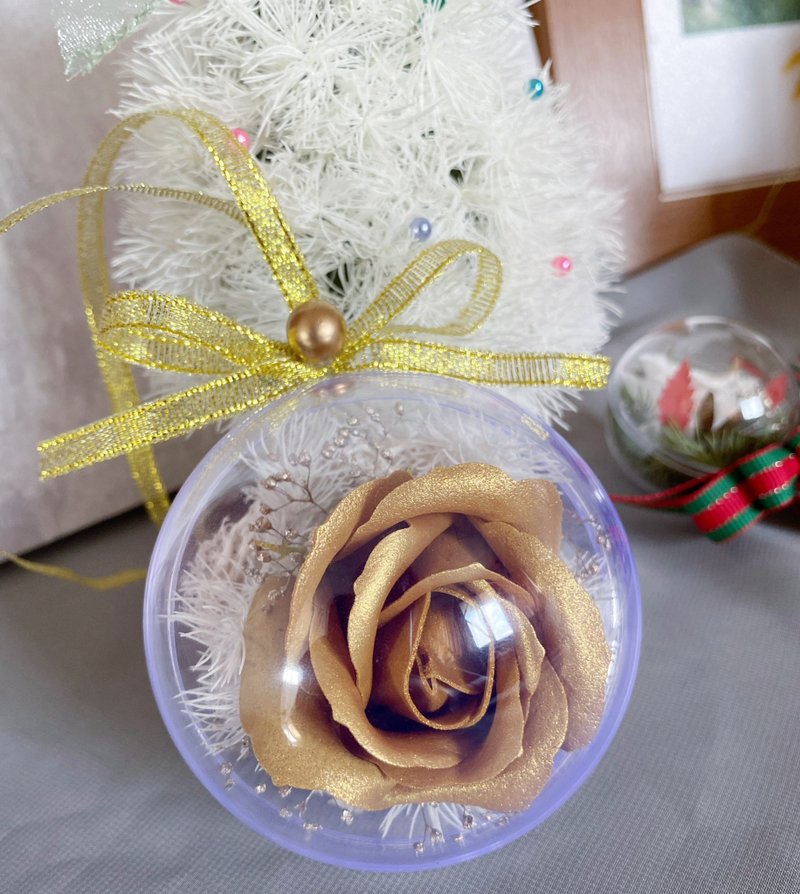 Christmas Ball with Golden Flower - ช่อดอกไม้แห้ง - วัสดุอื่นๆ สีทอง