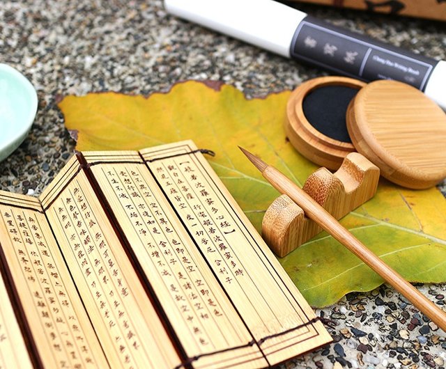 【セール・新品】 竹簡　般若心経　約47cm×約18cm　日本文　浮彫り　竹 般若心経 竹簡] 般若心経 - 折りたたみ式で持ち運びに便利