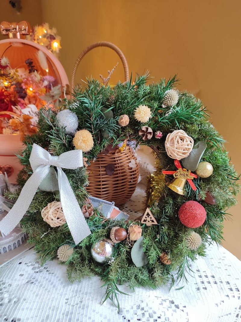 Everlasting Cedar Christmas Wreath - ช่อดอกไม้แห้ง - พืช/ดอกไม้ สีแดง