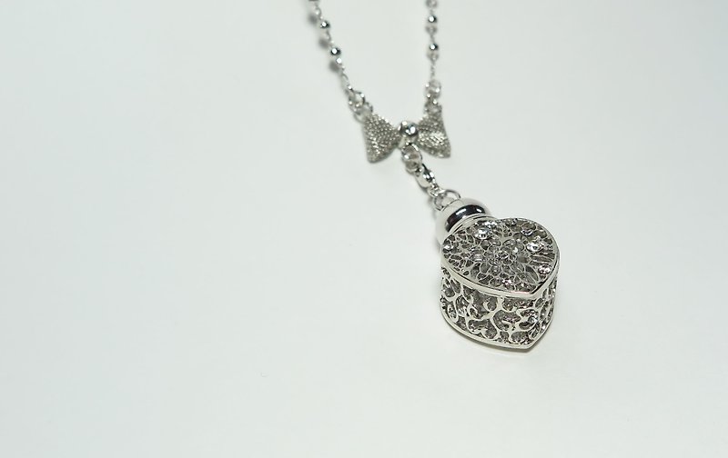 Neve Jewelry Flower Peach Heart Mini Perfume Bottle Necklace (Silver) - สร้อยคอ - โลหะ ขาว