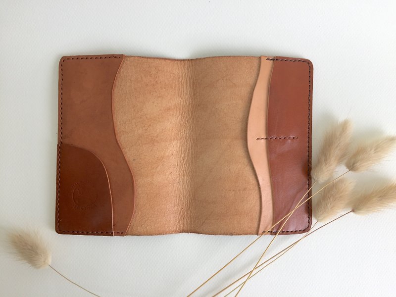自然風の良い感じのパスポートホルダーレザー手縫い - パスポートケース - 革 ブラウン