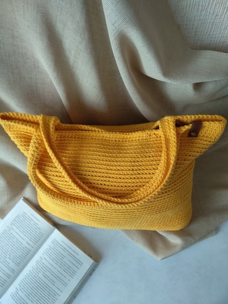 Knitted yellow shopper (beach bag, tote bag). - กระเป๋าถือ - ผ้าฝ้าย/ผ้าลินิน สีเหลือง