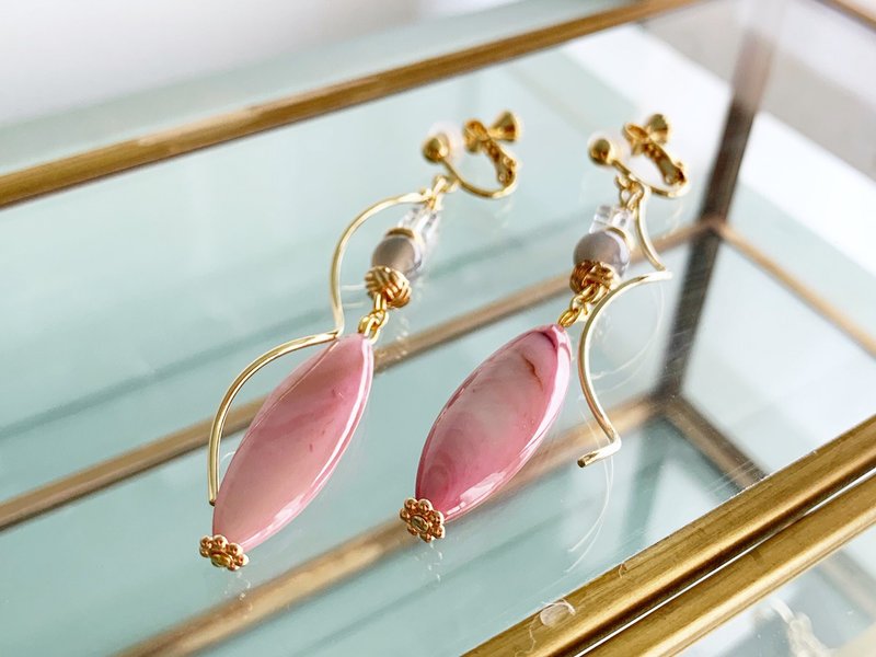 【4と6月の誕生石】インスピレーションを高める水晶 と グレームーンストーンとカラーシェルのイヤリング/ピアス - 耳環/耳夾/耳骨夾 - 寶石 灰色