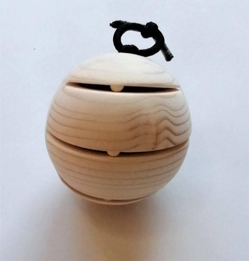 Sounding Object Ball 3, a chord castanet M size, 5.4cm (2.17 inch) in diameter - ของวางตกแต่ง - ไม้ 