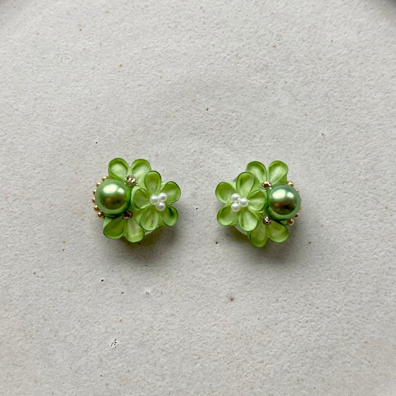 ピスタチオ色のアコヤ真珠とつまみ細工のお花のイヤーアクセサリー - ピアス・イヤリング - 真珠 グリーン
