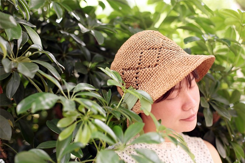 [] A good day for the summer Lingge hand woven rattan straw hat (for dark adults) - หมวก - วัสดุอื่นๆ สีนำ้ตาล