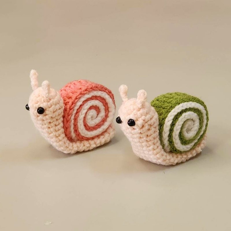 Macaron roll cake small snail crochet handmade finished product decoration - ของวางตกแต่ง - ผ้าฝ้าย/ผ้าลินิน สึชมพู