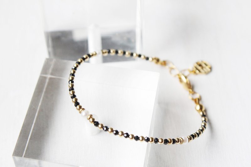 【JULY-birthstone-Spinel】Spinel & pearl design bracelet (adjustable) - สร้อยข้อมือ - เครื่องเพชรพลอย สีดำ