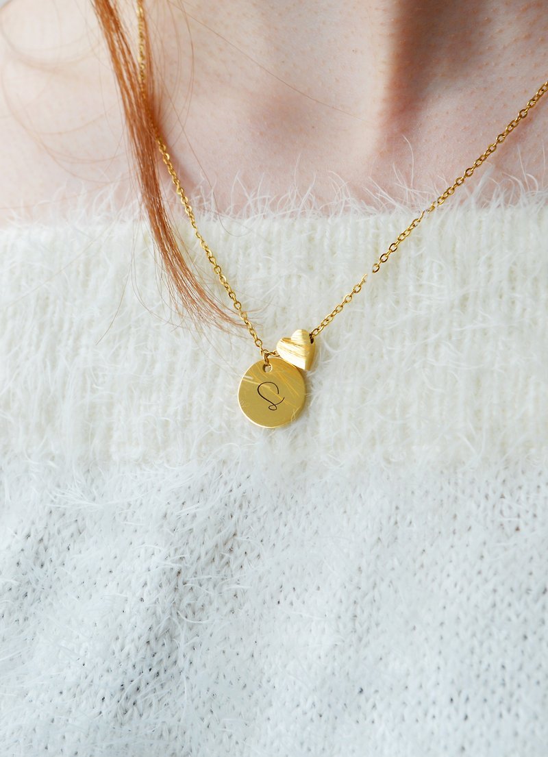 Custom Engraved Initial Necklace with Heart Pendant, Name Disc Necklace 18K Gold - สร้อยคอ - สแตนเลส สีทอง