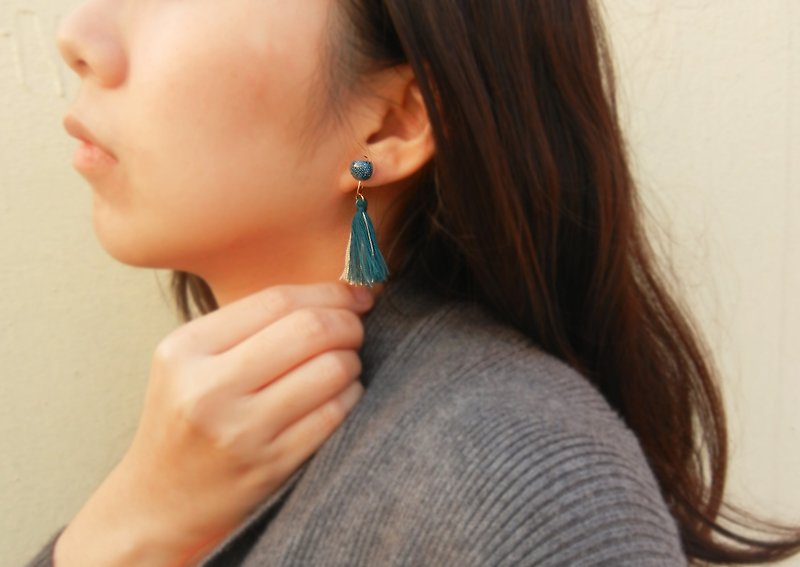 *coucoubird*Two-color fringed caviar Clip-On/white.Turkey blue - ต่างหู - แก้ว สีน้ำเงิน