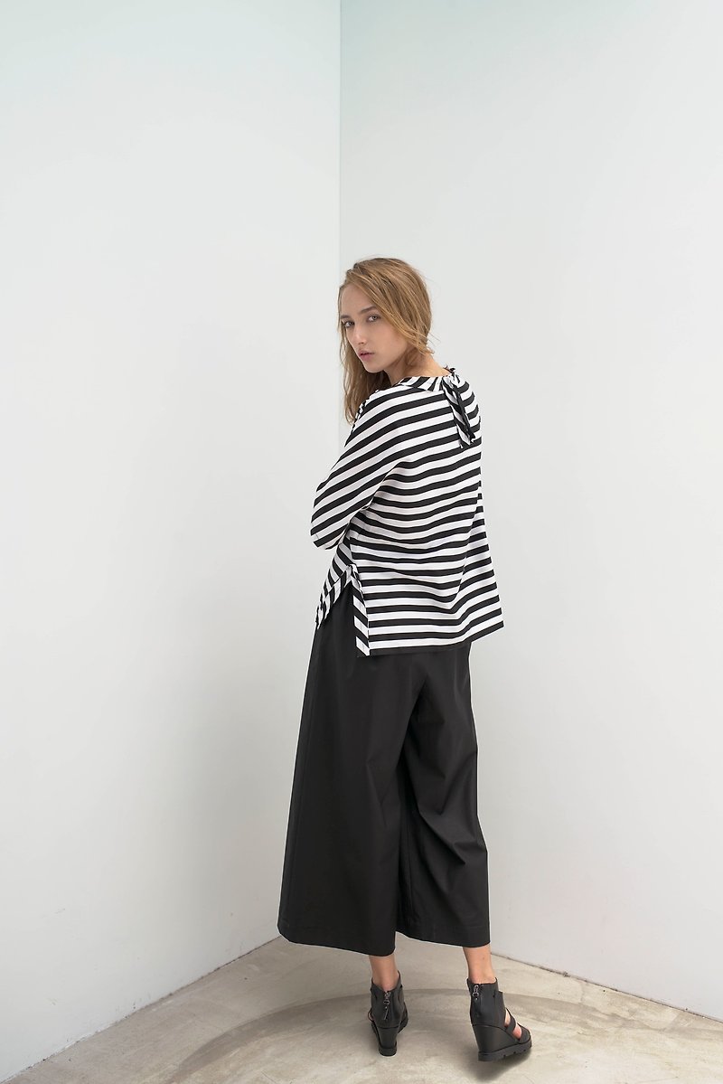 Black and white stripes. Cotton short sleeve top. Spring and Summer | Ysanne - เสื้อผู้หญิง - ผ้าฝ้าย/ผ้าลินิน ขาว