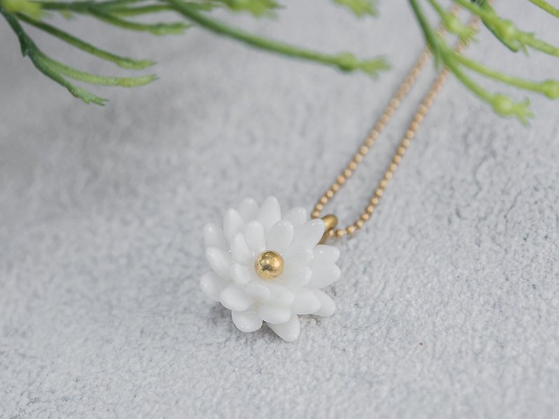 Mum ~ white porcelain flower pendant ~ size Mini - 項鍊 - 陶 白色