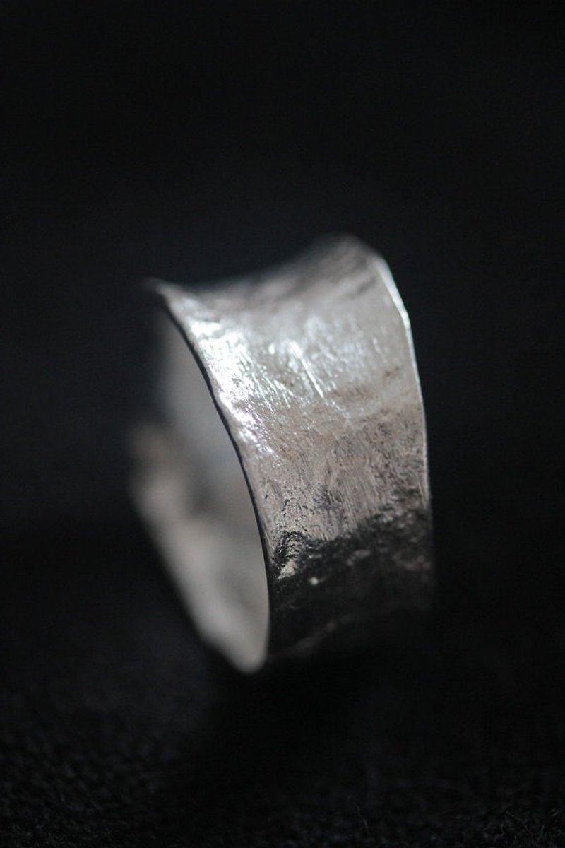 Handmade Hammered Texture anticlastic Thai Sterling Silver Ring size 6 (R0001) - แหวนทั่วไป - โลหะ 
